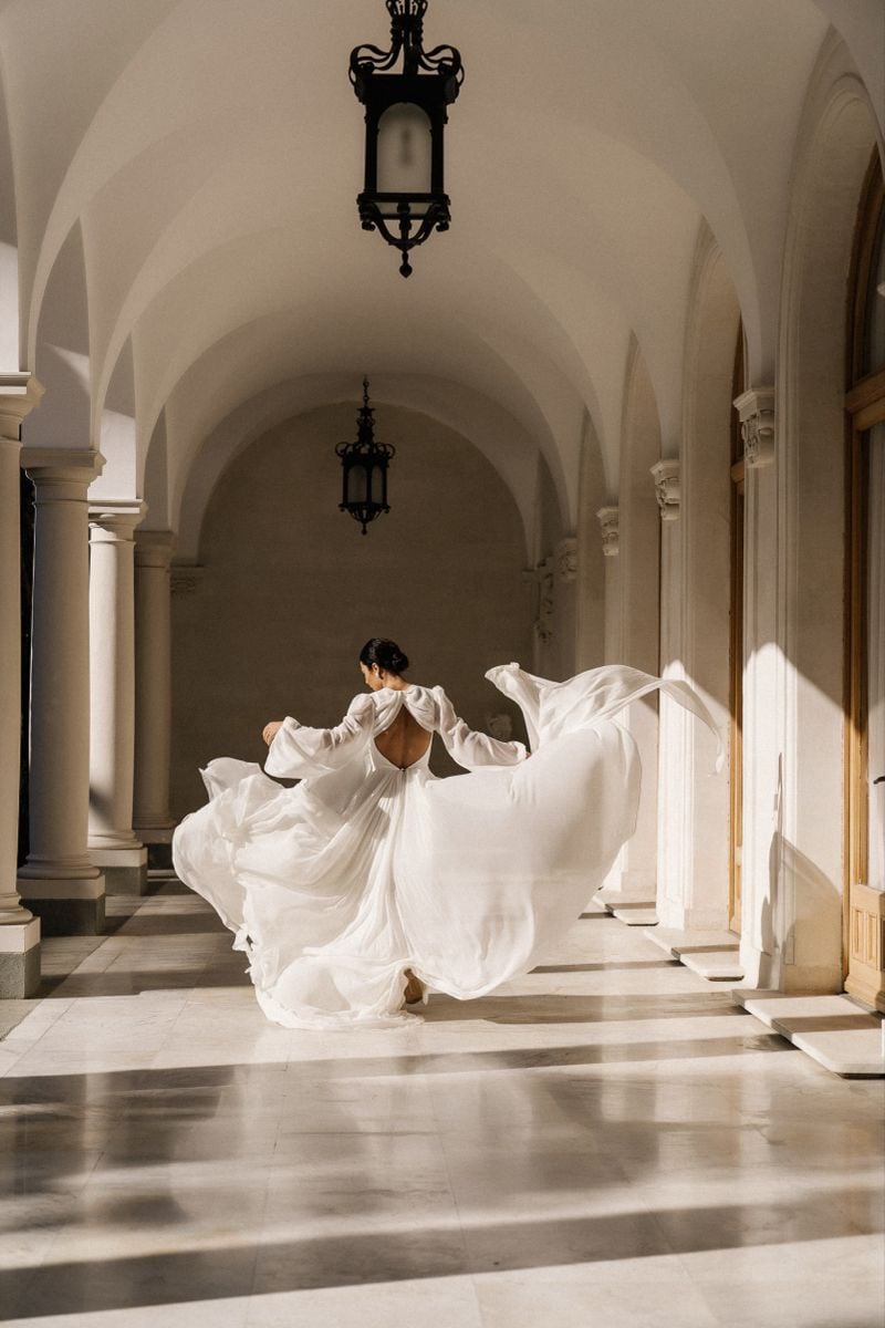 mujer con vestido blanco