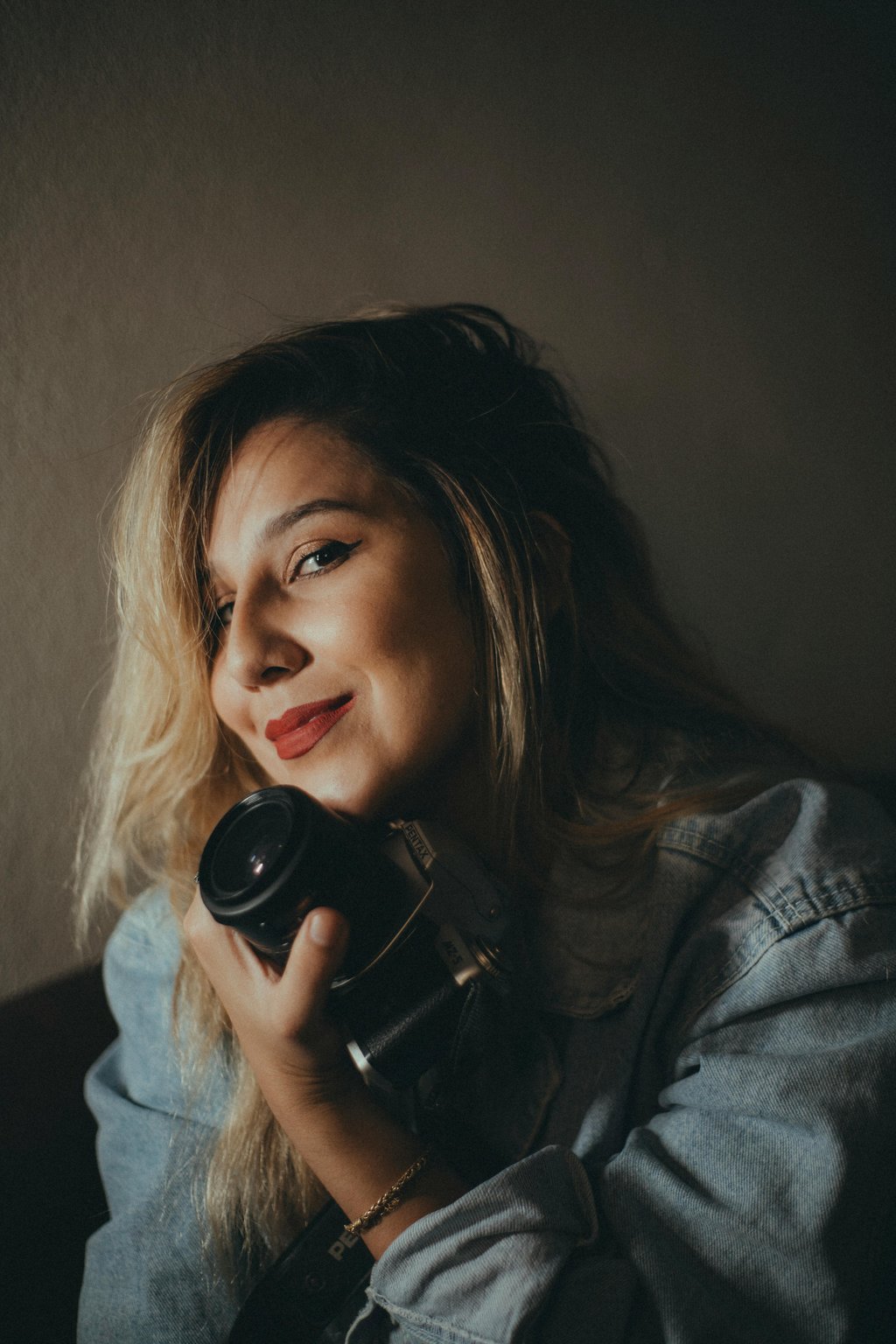 mujer con cámara réflex