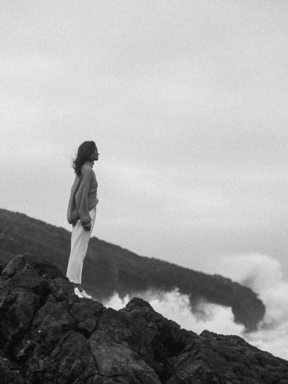mujer en blanco y negro