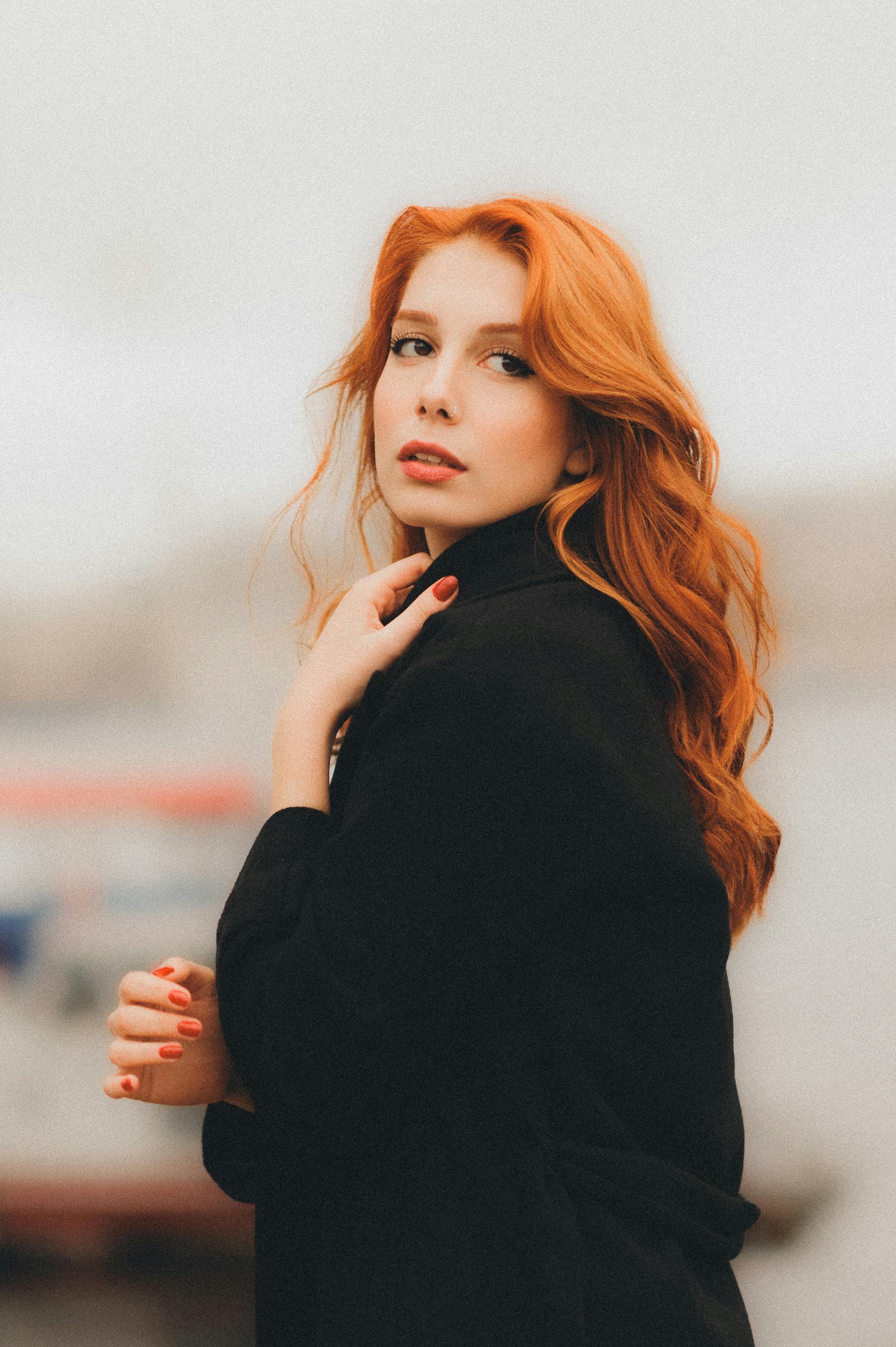 mujer posando en exteriores