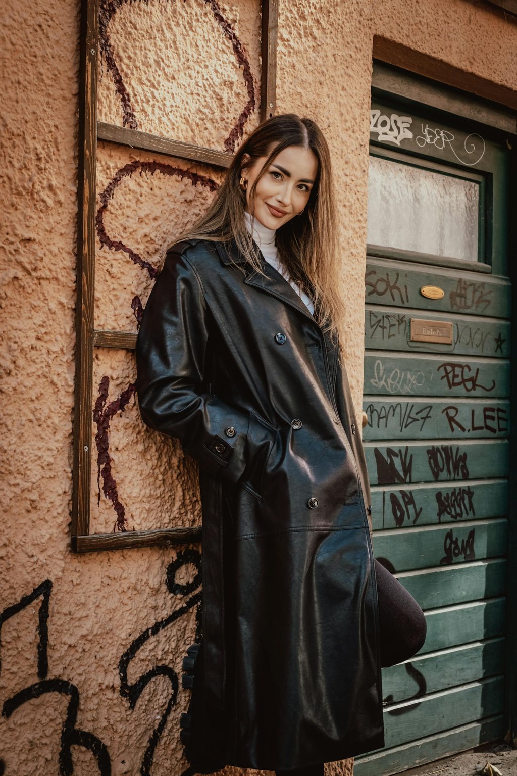 mujer posando en exteriores