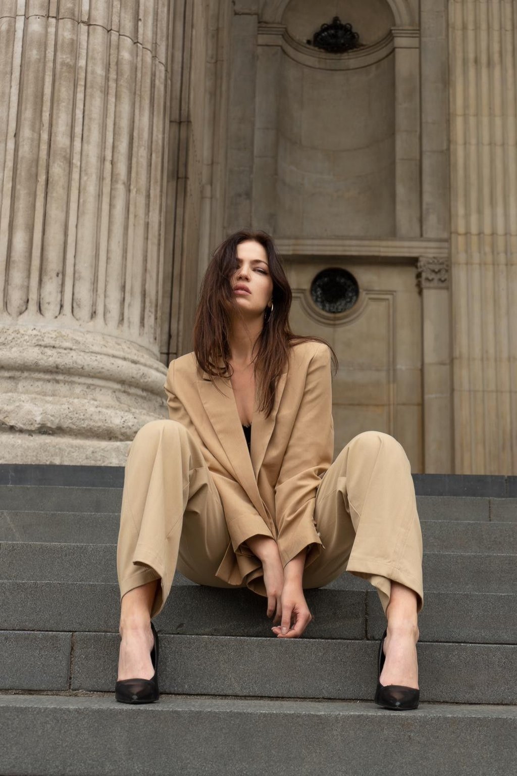 mujer sentada en exteriores