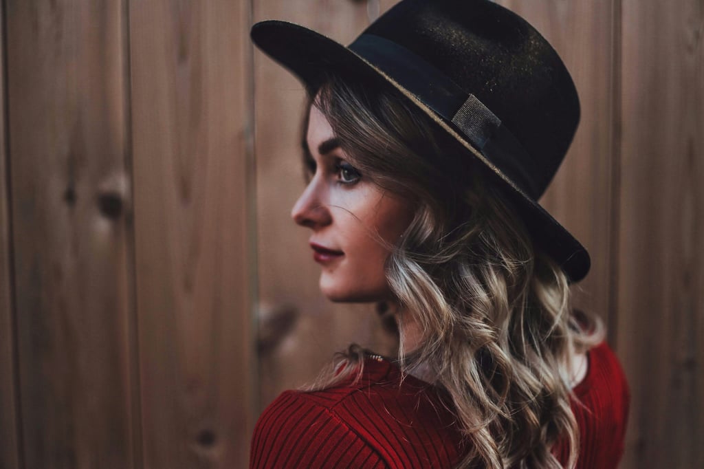 mujer de rojo con sombrero