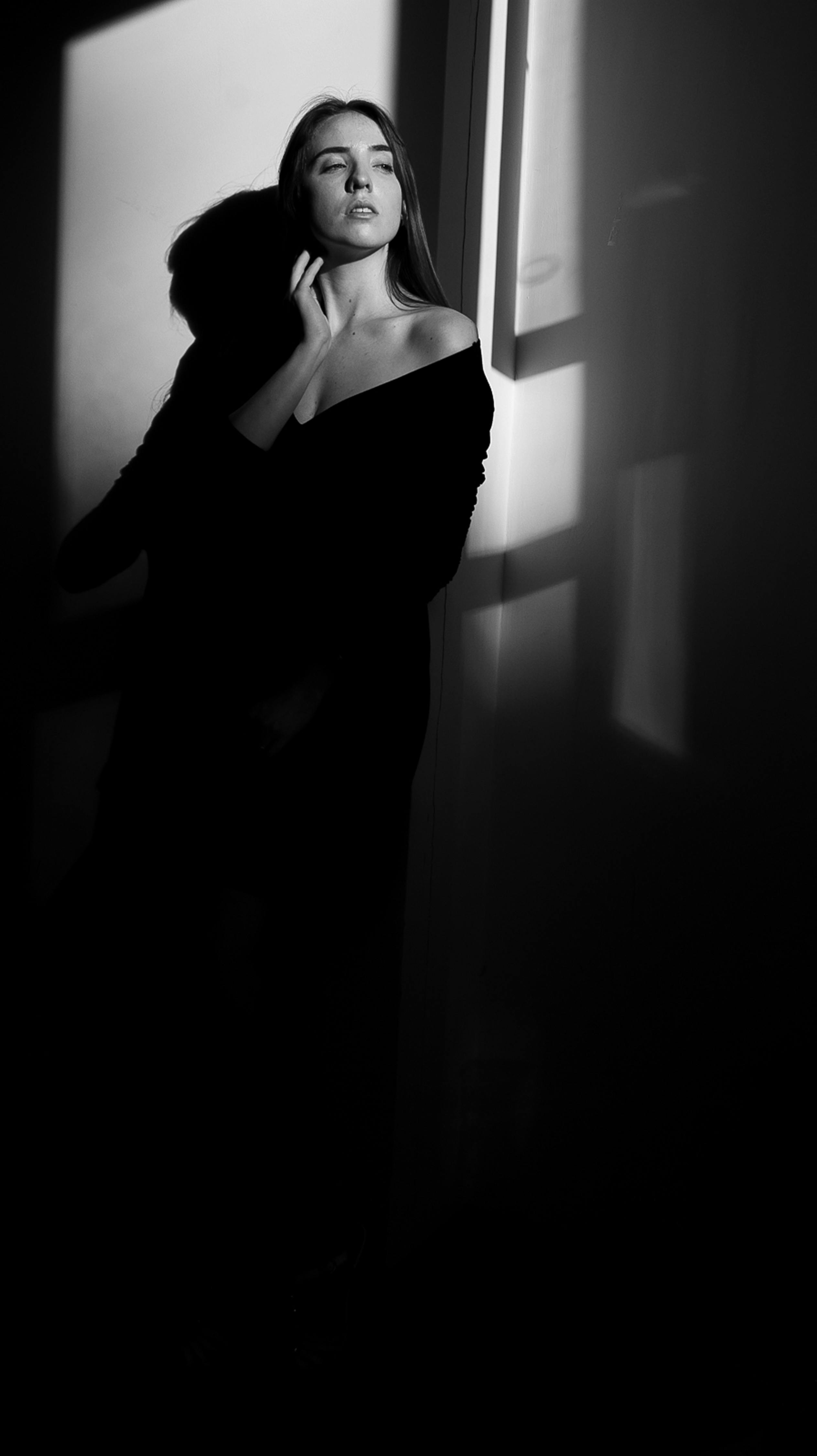 mujer posando en blanco y negro