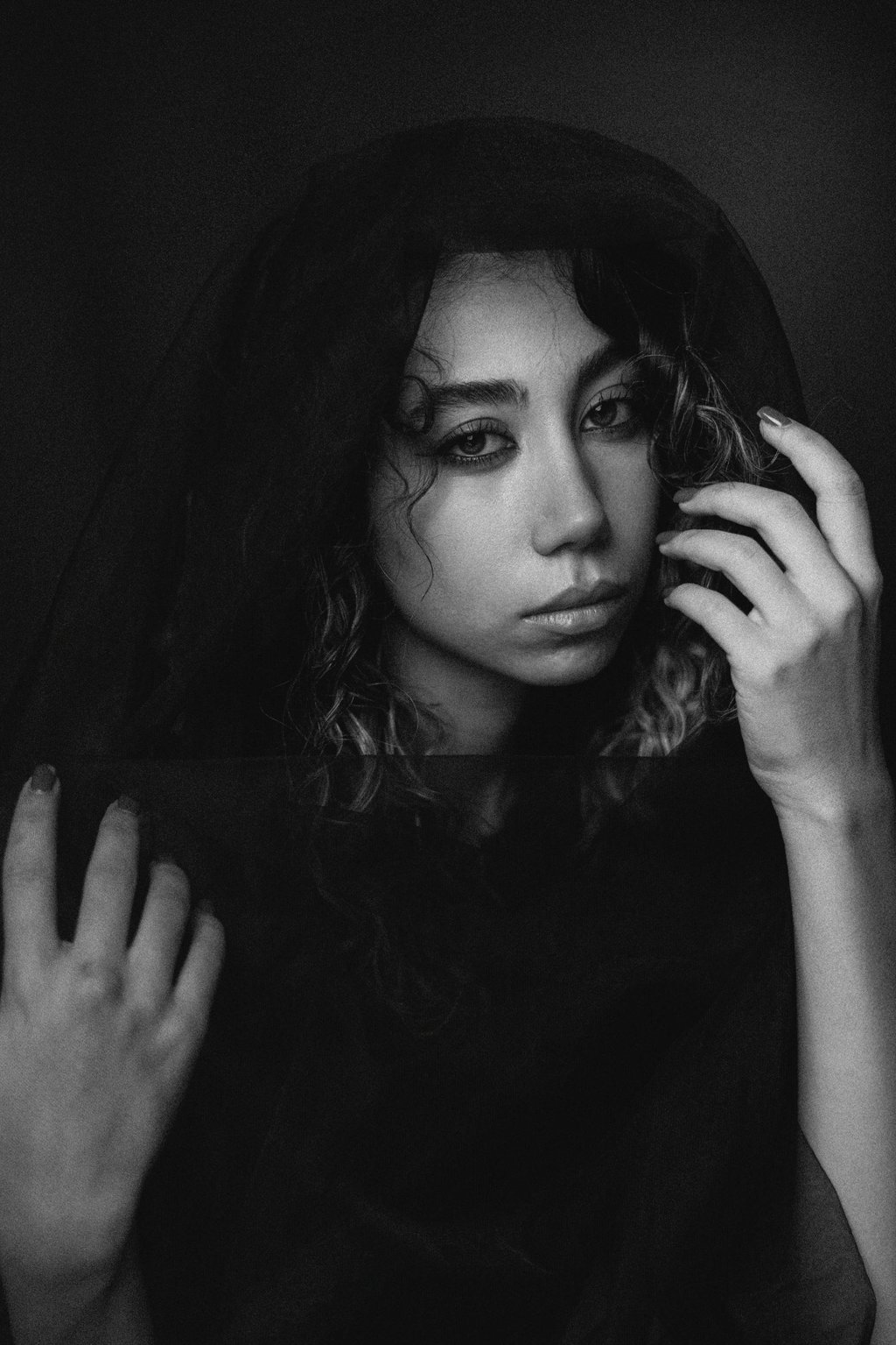 mujer en blanco y negro