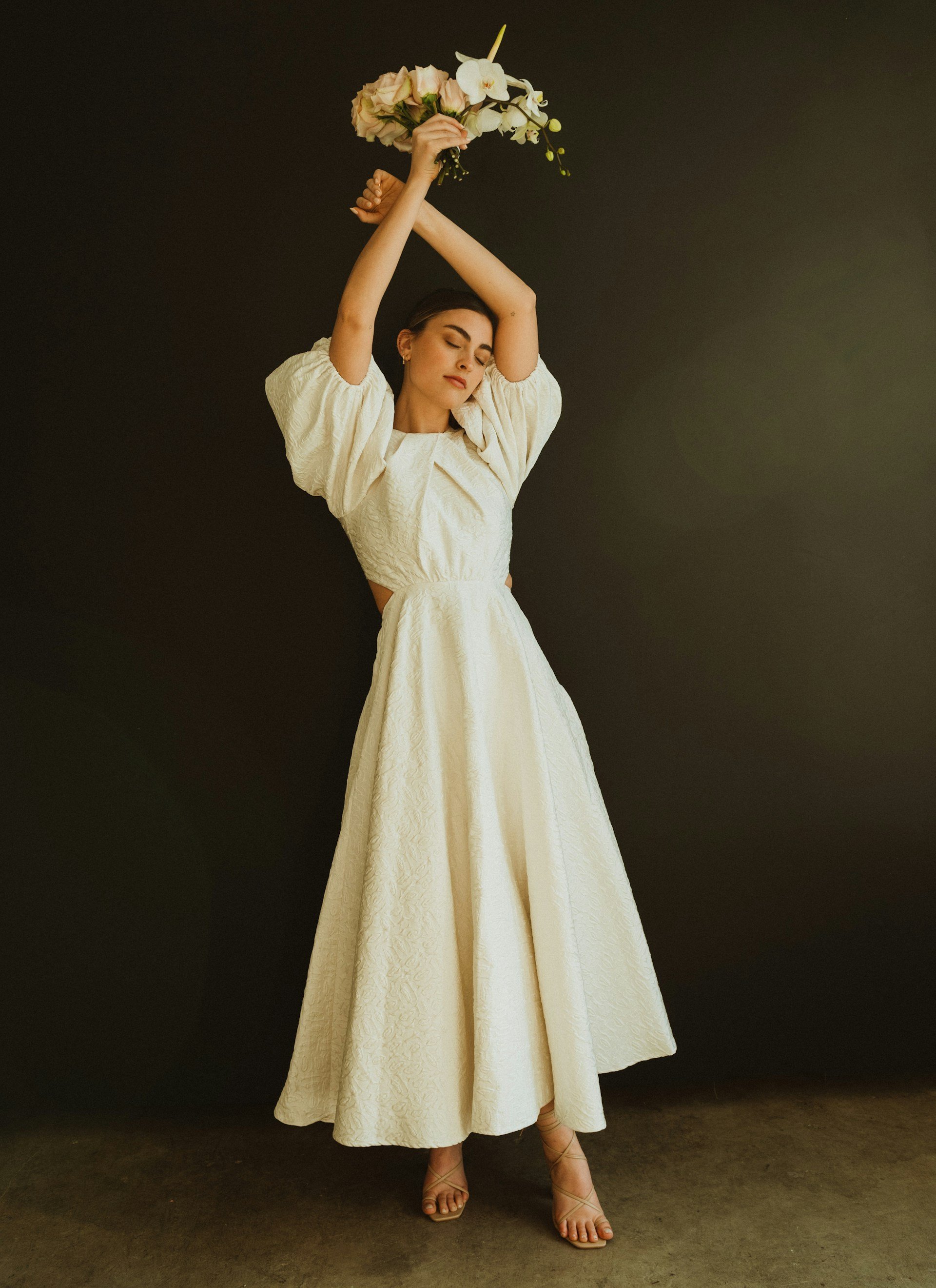 mujer con vestido blanco y flores
